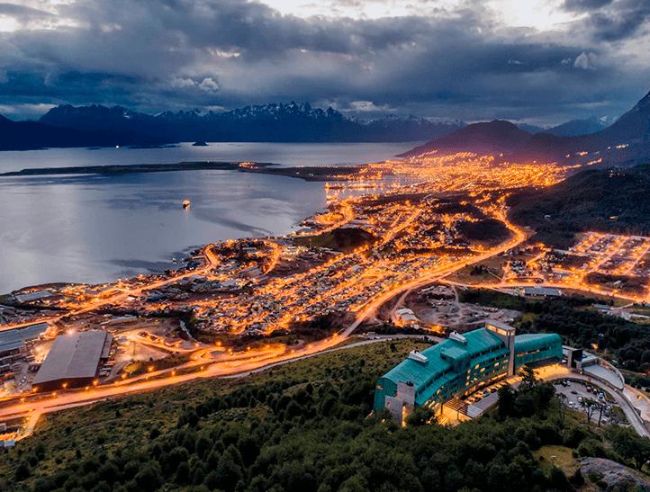 Arakur Ushuaia Resort & Spa Buitenkant foto View of Ushuaia at night