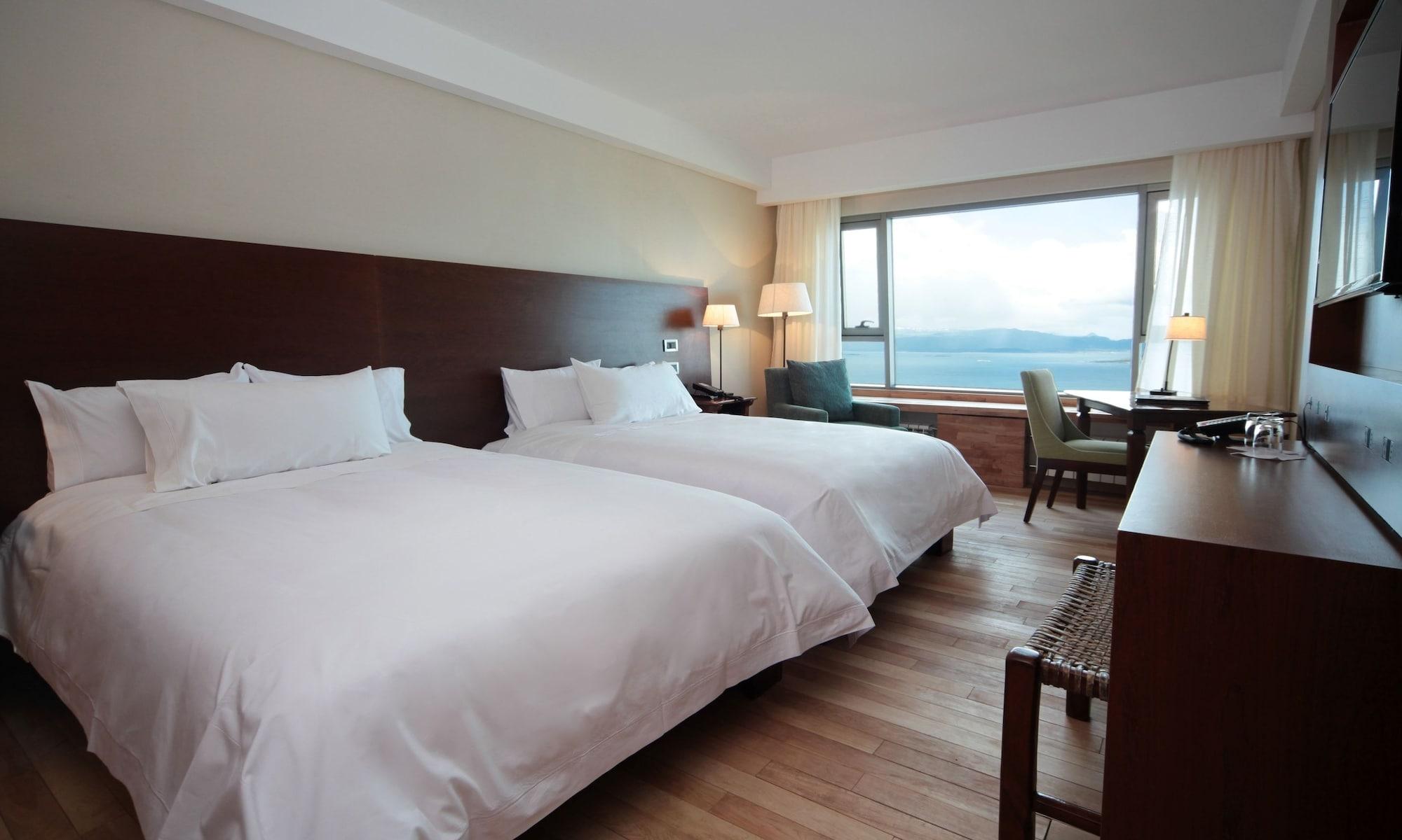 Arakur Ushuaia Resort & Spa Buitenkant foto A room at the hotel