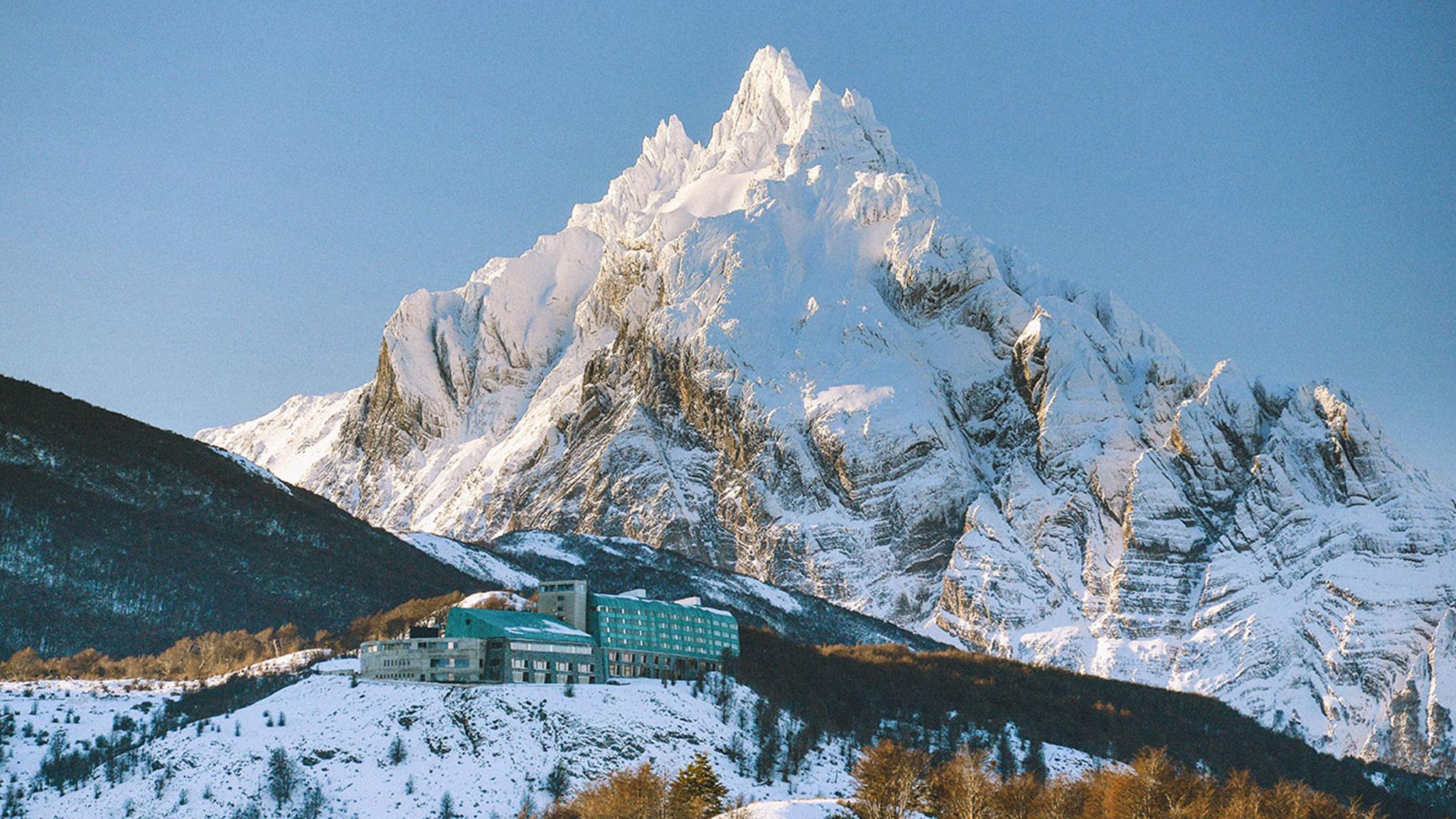 Arakur Ushuaia Resort & Spa Buitenkant foto The summit of Mount Manaslu