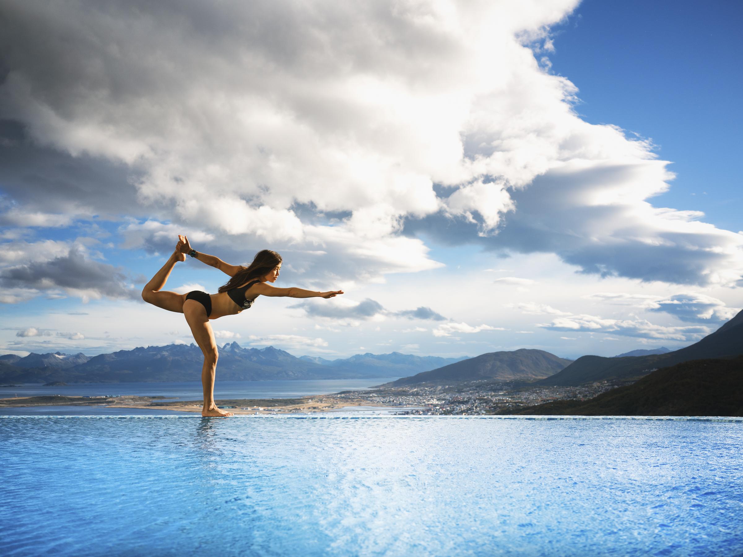 Arakur Ushuaia Resort & Spa Buitenkant foto A woman practicing yoga