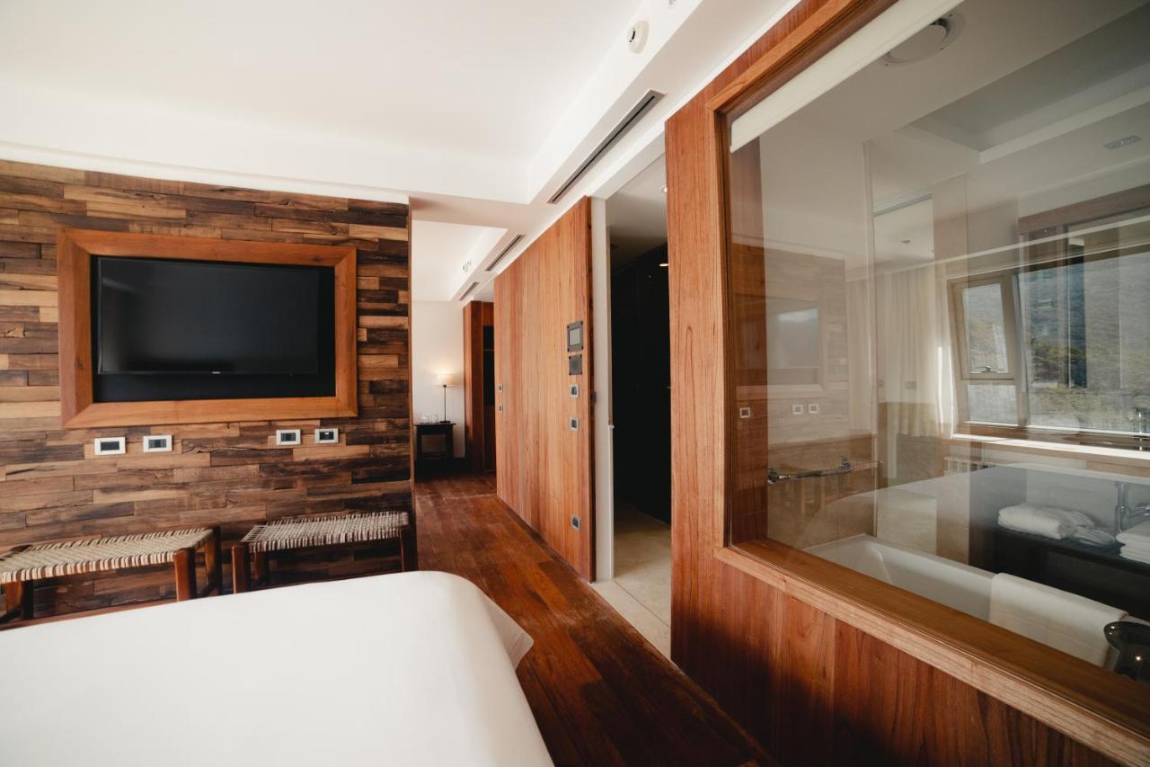 Arakur Ushuaia Resort & Spa Buitenkant foto A sliding door