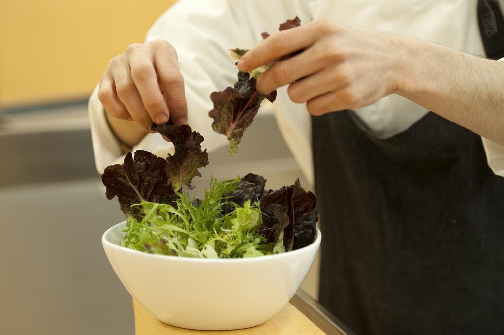 Arakur Ushuaia Resort & Spa Buitenkant foto A chef preparing a salad