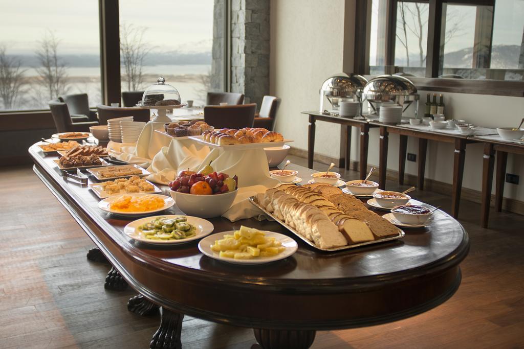Arakur Ushuaia Resort & Spa Buitenkant foto A buffet at a hotel
